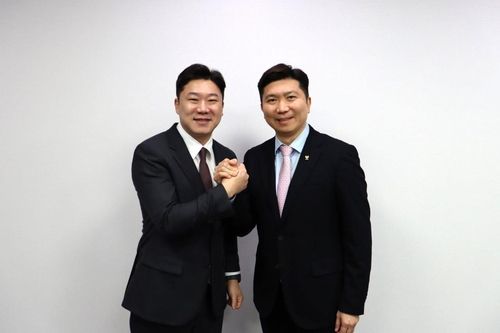 손을 맞잡은 국민의힘 진종오 의원(왼쪽)과 유승민 대한체육회장 당선인