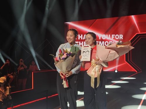 은퇴식을 치른 전지희(오른쪽)와 축하해준 신유빈