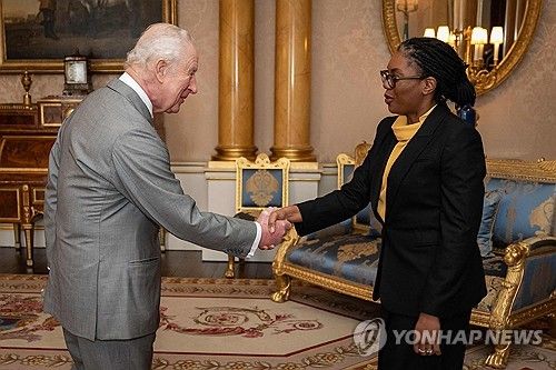 3일 버킹엄궁에서 만나고 있는 찰스 3세(왼쪽) 국왕과 케미 베이드녹 보수당 대표