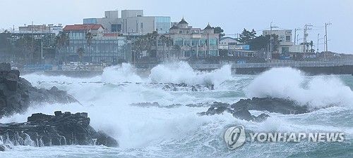 거센 파도 치는 제주