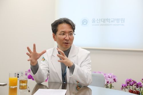 인터뷰하는 박종하 울산대학교병원장