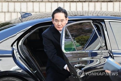 차에서 내리는 이재용 회장