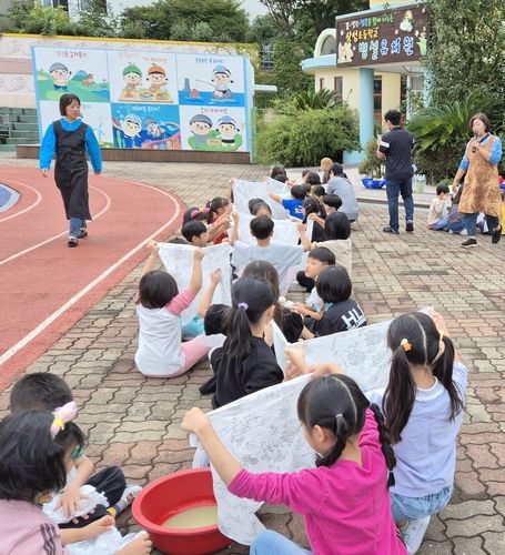 삼성초 1학년 학생과 병설유치원생 이음교육 모습
