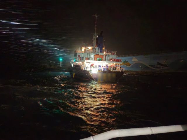 성산항 방파제와 충돌한 화물선