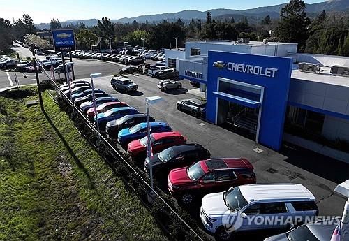 GM 쉐보레 매장에 주차된 차들