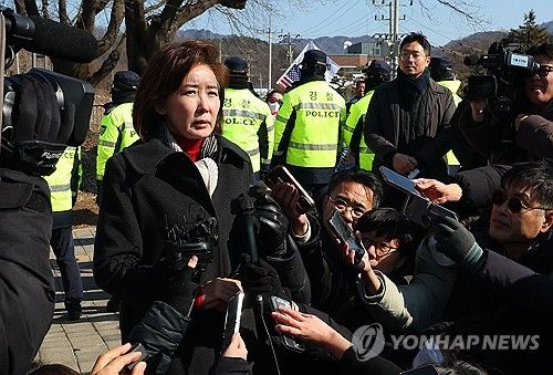 취재진 질문에 답하는 나경원 의원