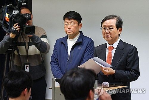 기자회견하는 윤석열 대통령 변호인단