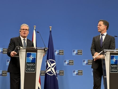 공동기자회견 하는 영국 총리와 나토 사무총장