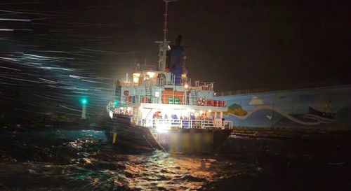 성산항 방파제와 충돌한 화물선