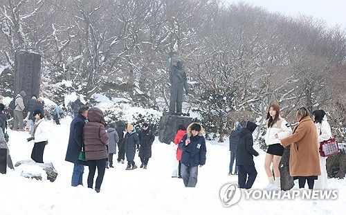 한라산 설경 즐기는 관광객