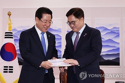 전라남도 국립의과대학 설립 건의서 전달하는 김영록 전남지사