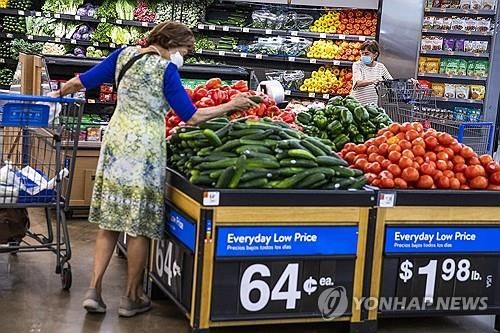 월마트에서 채소 고르는 소비자 모습