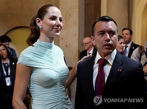 트럼프 취임식 참석한 에콰도르 대통령(오른쪽)과 영부인