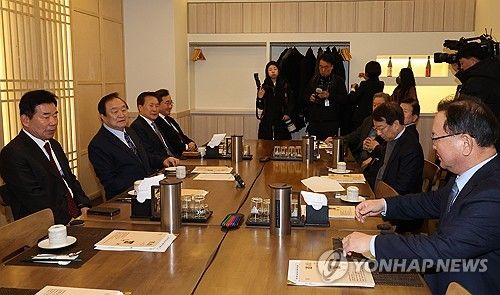 발언하는 정대철 헌정회장