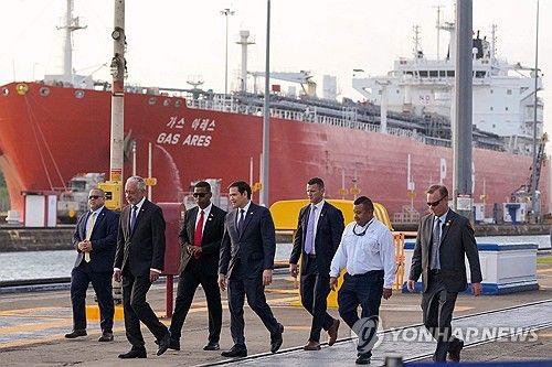 파나마 운하 찾은 미 국무장관(왼쪽 4번째)