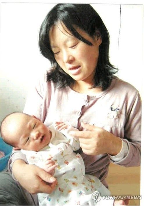 출산직후 아기를 안고 있는 김민정 한국미혼모가족협회 대표 