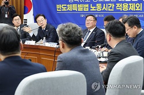 '주52시간제 예외' 반도체법 토론회 좌장 맡은 이재명 대표