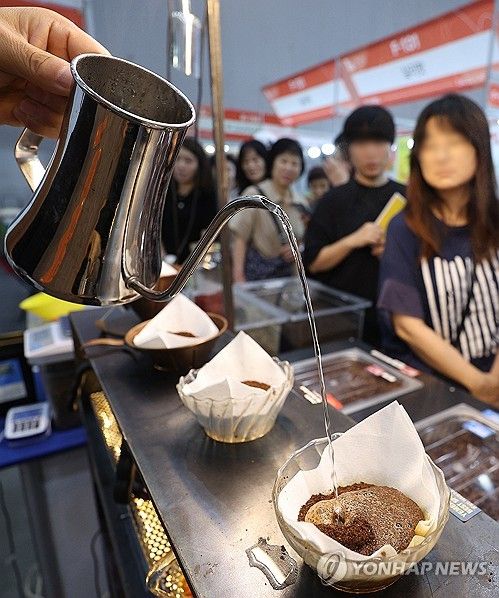 향긋한 커피에 관심 집중