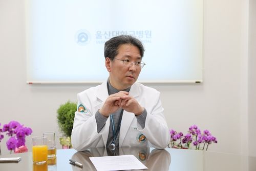인터뷰하는 박종하 울산대학교병원장
