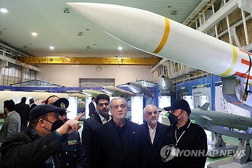 마수드 페제시키안 이란 대통령이 2일(현지시간) 테헤란에서 국방부를 방문해 미사일에 관한 설명을 듣고 있다. [로이터=연합뉴스]