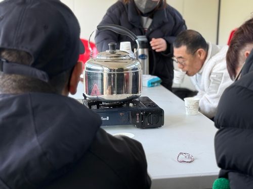 뜨거운 물 주전자로 몸 녹이는 장애인 체육선수들