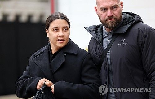 법원 출석하는 샘 커