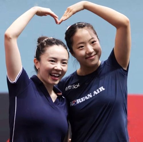 전지희(왼쪽)와 하트를 그려 보인 신유빈