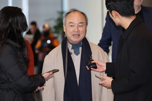 취재진 질문에 답하는 손정의 회장