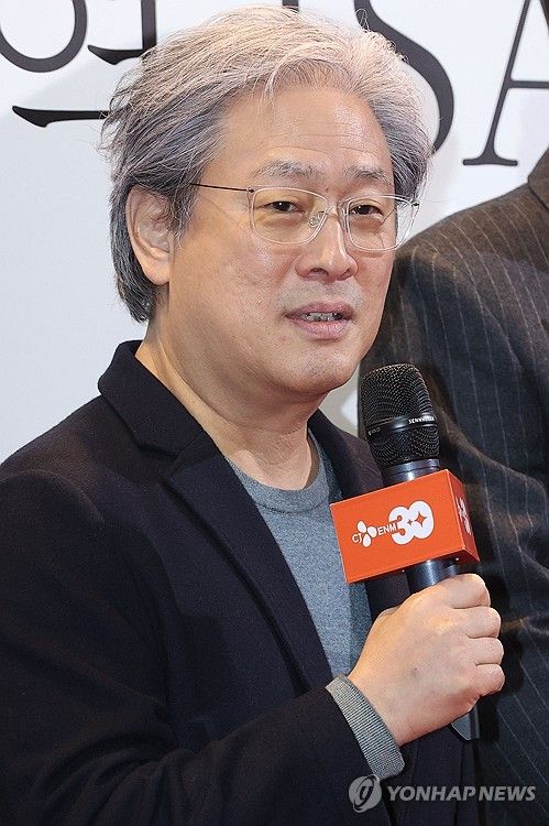 인사말하는 박찬욱 감독