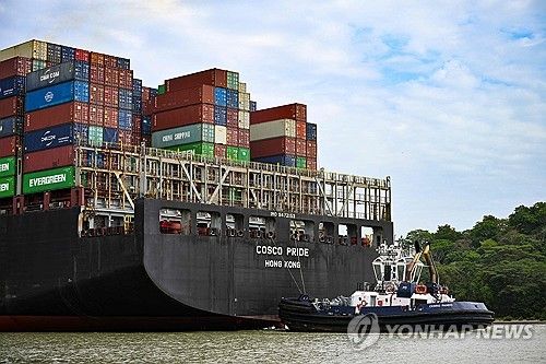 파나마 운하 가툰 호수 지나가는 컨테이너선