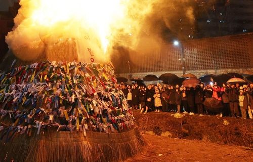 2024 정월대보름 행사에서 달집태우기 모습