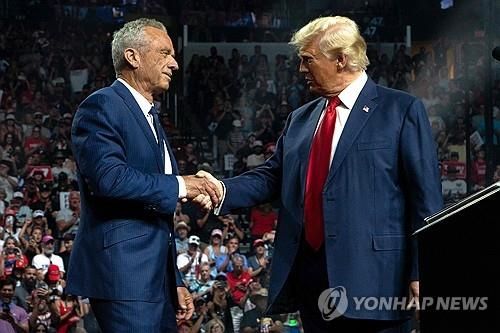 트럼프(우)와 케네디 주니어