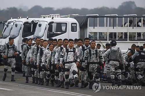멕시코 남부에서 미 접경 지대로 이동하는 국가방위대원