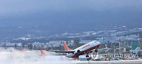 제주공항서 이륙하는 항공기