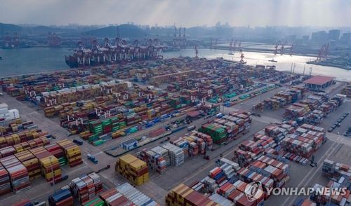 중국 동부 산둥성 칭다오 항구의 컨테이너 터미널