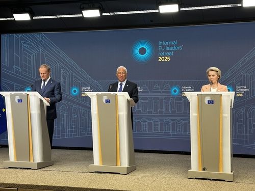 공동 기자회견하는 폴란드 총리와 EU 지도부