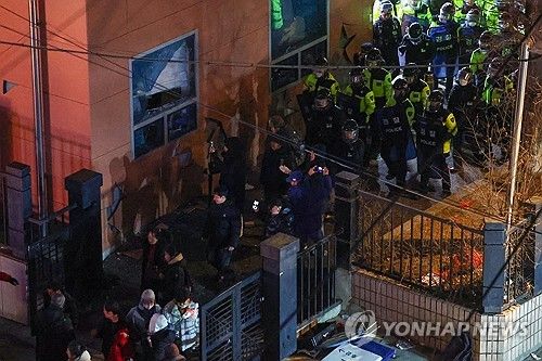 윤석열 지지자들 난동 막는 경찰기동대