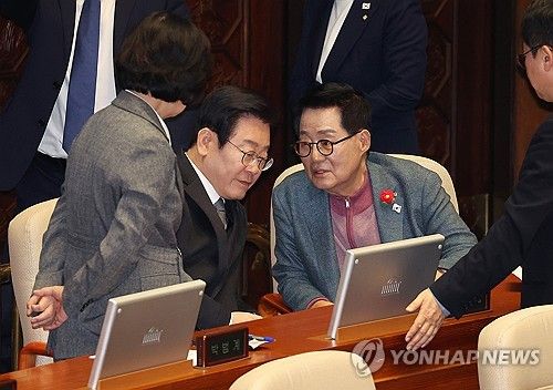 대화하는 이재명 대표와 박지원 의원
