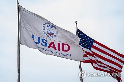 미 국제개발처(USAID) 깃발과 성조기 