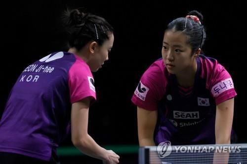 세계선수권 때 신유빈과 호흡을 맞춘 전지희(왼쪽)