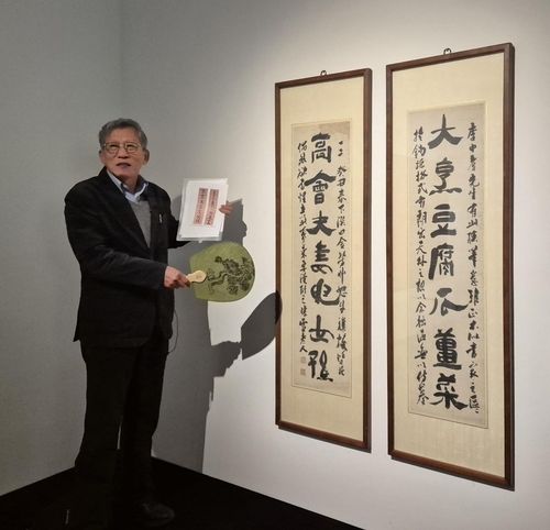 (서울=연합뉴스) 황희경 기자 = 유홍준 명지대 석좌교수가 4일 서울 강남구 삼성동 S2A갤러리에서 시작한 '필(筆)과 묵(墨)의 세계: 3인의 거장'전에서 추사 김정희의 '대팽고회' 작품을 설명하고 있다. 2025.2.4. zitrone@yna.co.kr