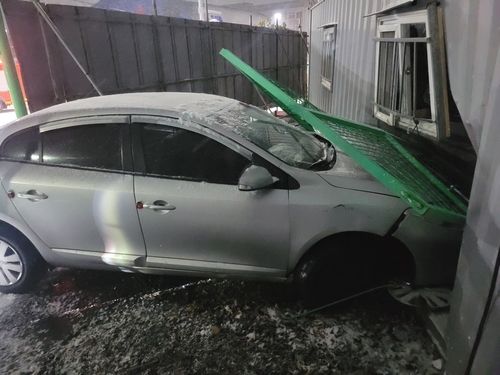 눈길에 미끄러져 컨테이너 들이받은 차량