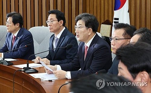 원내대책회의서 발언하는 권성동 원내대표