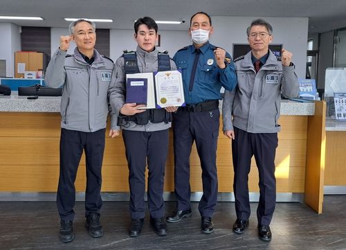 표창받은 전형웅 순경(가운데)
