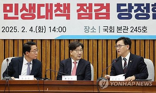 권성동 원내대표와 대화하는 김범석 기재부 1차관