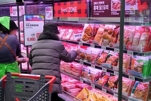 롯데마트, 12일까지 훈제치킨 슬라이스·초콜릿 '원플러스원'· - 1