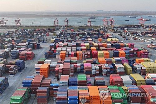 4일 중국 난징항에 쌓여있는 컨테이너들