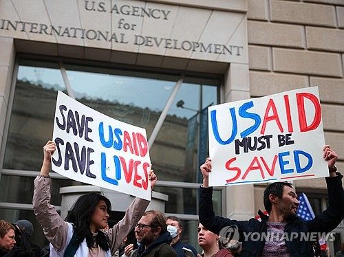 트럼프 정부의 USAID 폐지 방침에 항의하는 미국 시민들