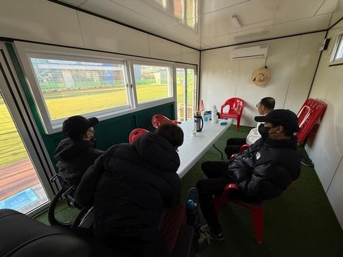 추위 피해 컨테이너에서 휴식하는 장애인 선수들