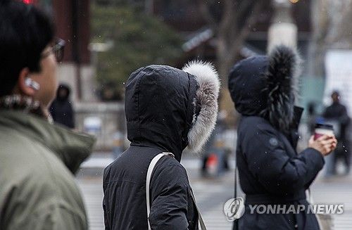 공식 설 연휴 끝, 시민들 눈과 바람 속 출근